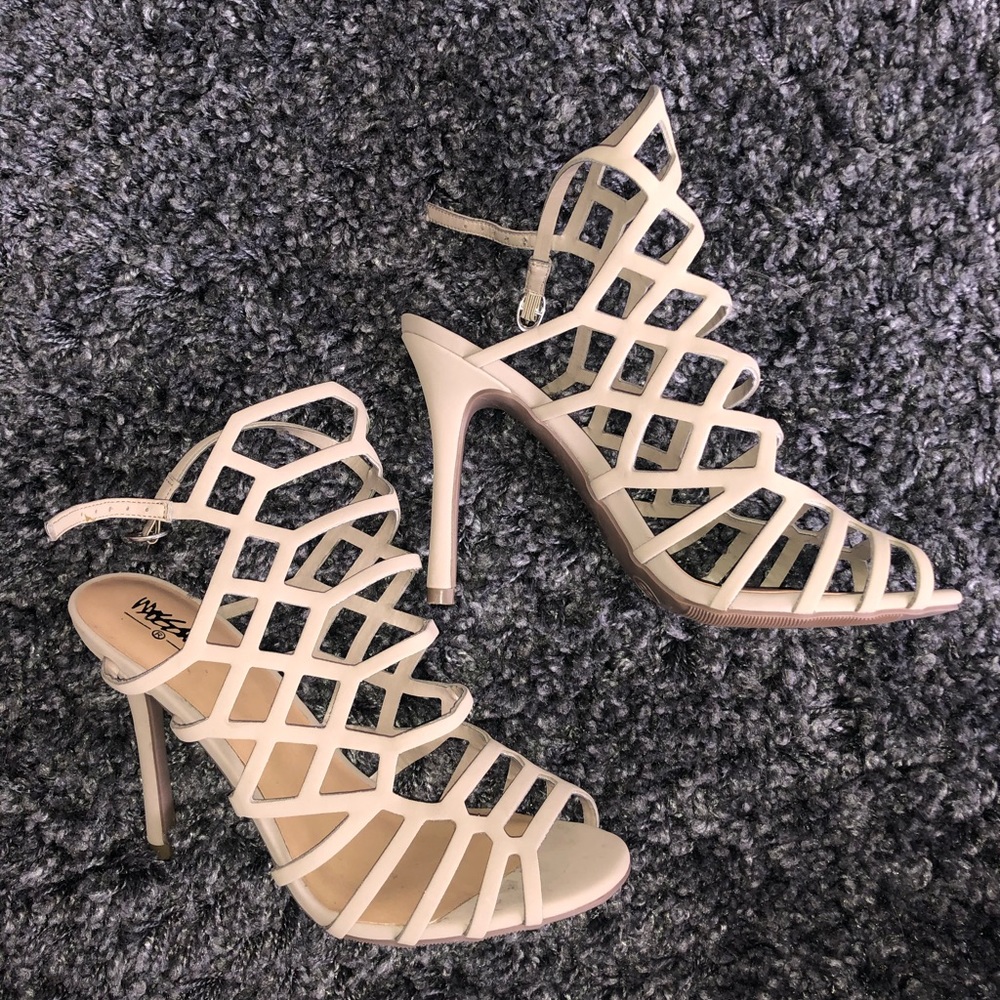 ✨STRAPPY HEELS✨